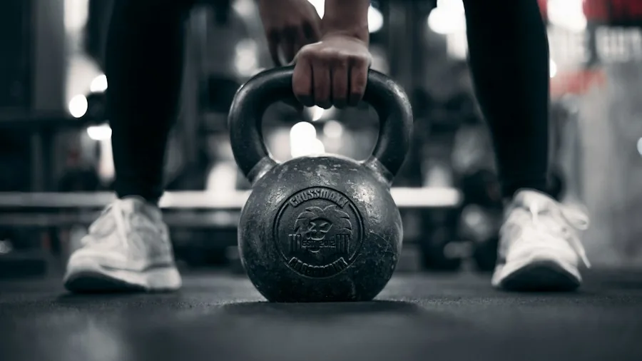 7 Tips to Build Grip Strength and Maximize Your Workout Performance 2 athlete holding heavy kettlebell