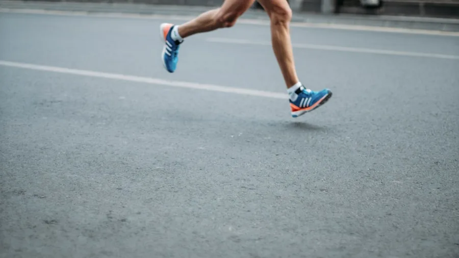 Top Running Shoes Tested and Ranked: What Buyers Need to Know 3 athlete testing new running shoes