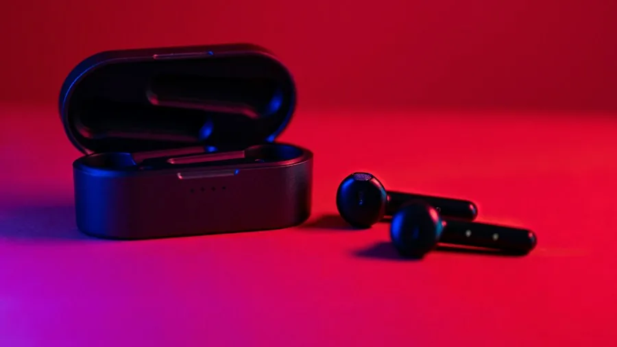 Apple's Wired EarPods Still Have a Place: What Shoppers Should Know in 2025 2 close up earbuds charging case