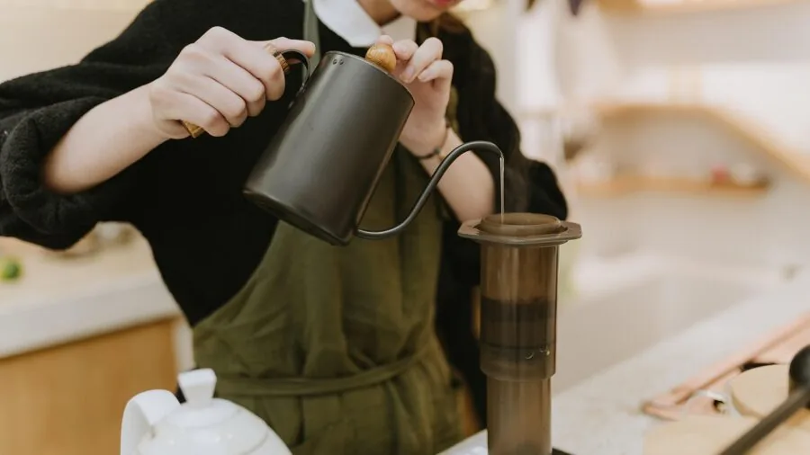 Farberware Yosemite Coffee Percolator On Sale: What Budget Shoppers Should Know 3 coffee brewing glass top detail