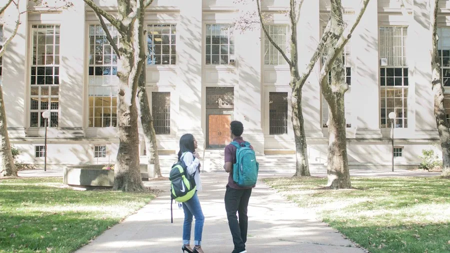 Parenting Sons to Stand Up Against Peer Pressure: What Experts Recommend for Buyers 3 college students standing together