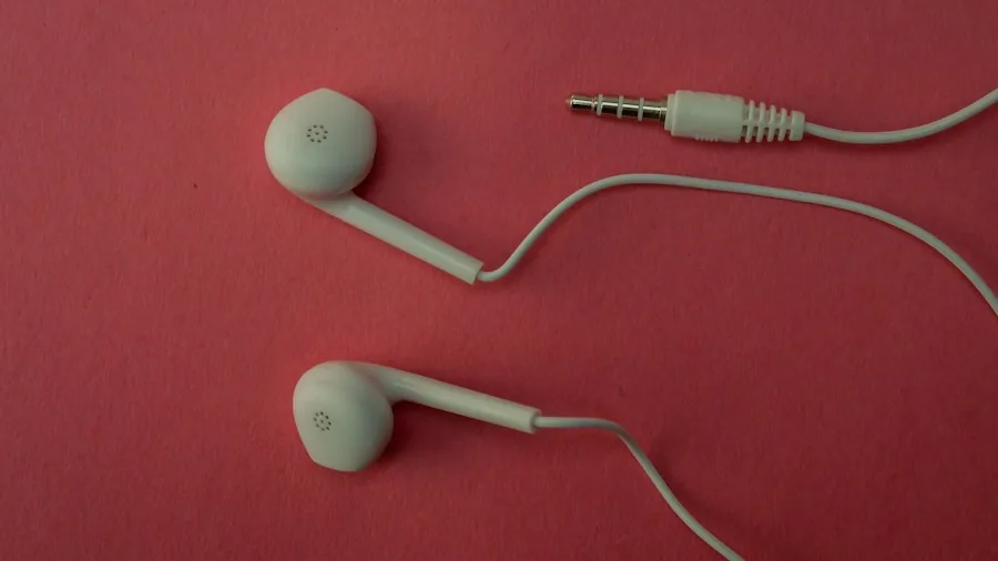 Samsung Launches Clip-On Earbuds In South Korea What Buyers Should Know 2 comfortable earbuds wearing