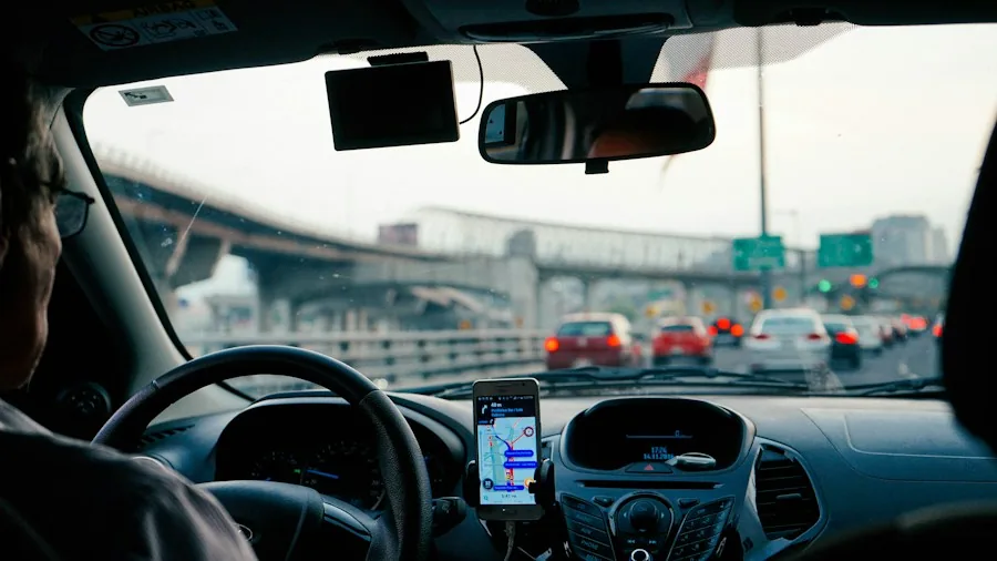 dashboard phone mount driving