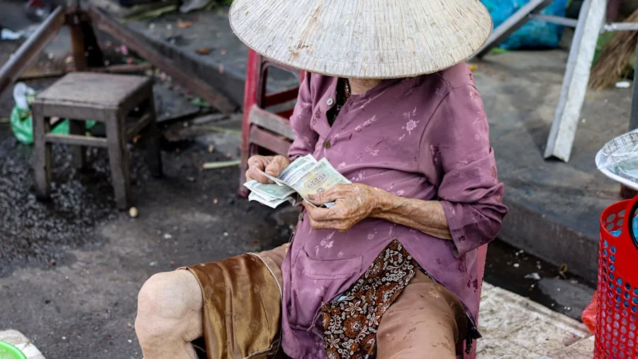 Regenerative Coffee Farming and Living Wages: What Shoppers Need to Know 2 farmer counting cash earnings