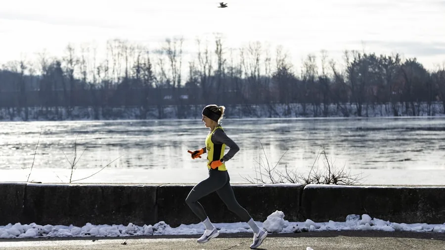 Workout Leggings Buyers Get More Choices in 2026: What Shoppers Should Know 3 female athlete running winter weather