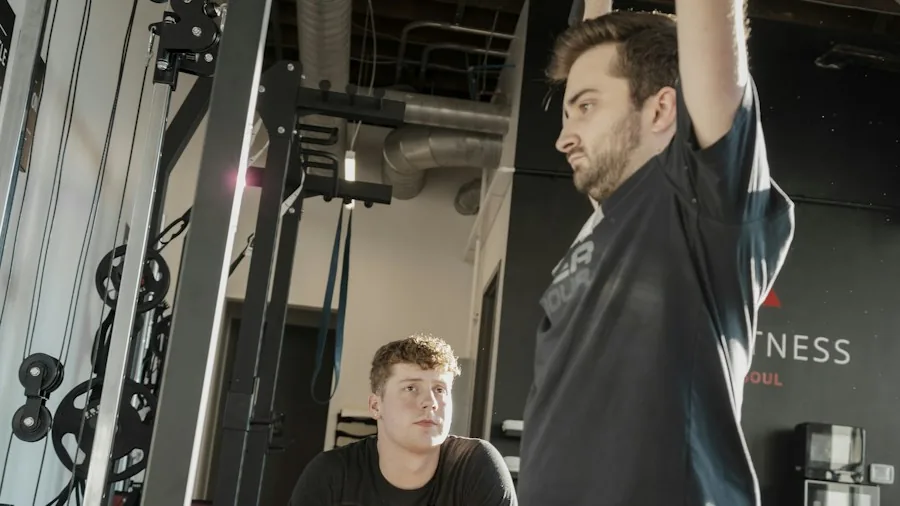 fitness trainer demonstrating torso workout