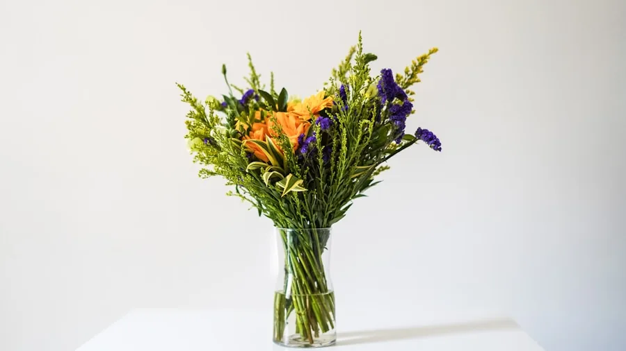 7 Tips to Create Elegant Garden Cuttings Displays for Your Home 3 fresh garden flowers in simple vase