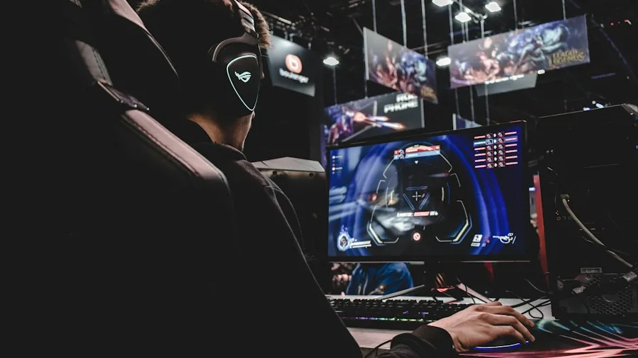 Neurable One Headphones Launch in 2026: What Shoppers Need to Know About Brain-Scanning Audio 3 gamer wearing headphones with concentration