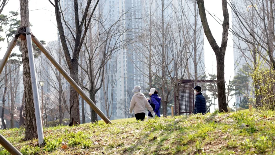 Eight Walking Workout Methods That Transform Your Fitness: What You Should Know 3 group urban walking city park