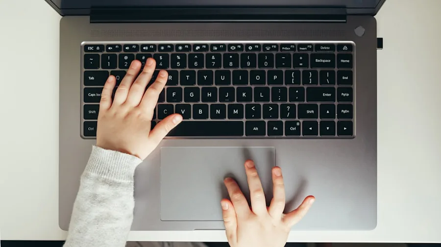 Long-Time Windows User Switches to Mac: What Changed My Mind About Laptops 3 hand gestures on laptop trackpad