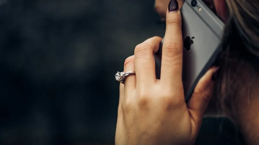 Samsung Launches Clip-On Earbuds In South Korea What Buyers Should Know 3 hands free calls technology