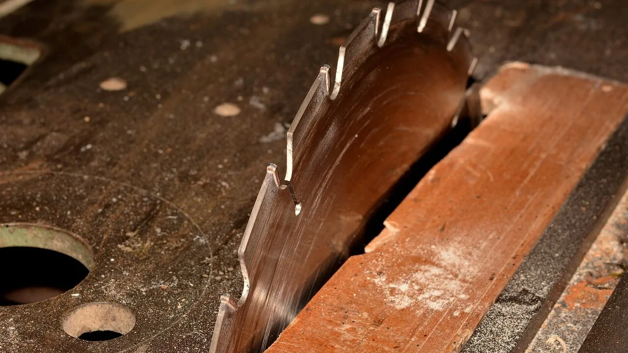10 vs 12 Inch Miter Saw: Size Guide for Buyers