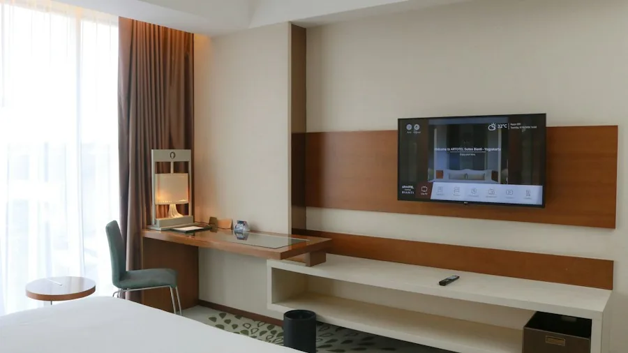 7 Tips for Watching Your TV Streaming Service from Anywhere in the World 2 laptop connected to tv in hotel room