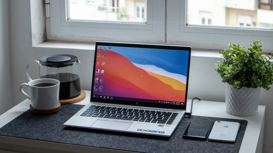 5 Tips for Choosing the Right Laptop Size for School and Work 2 laptop multitasking workspace setup