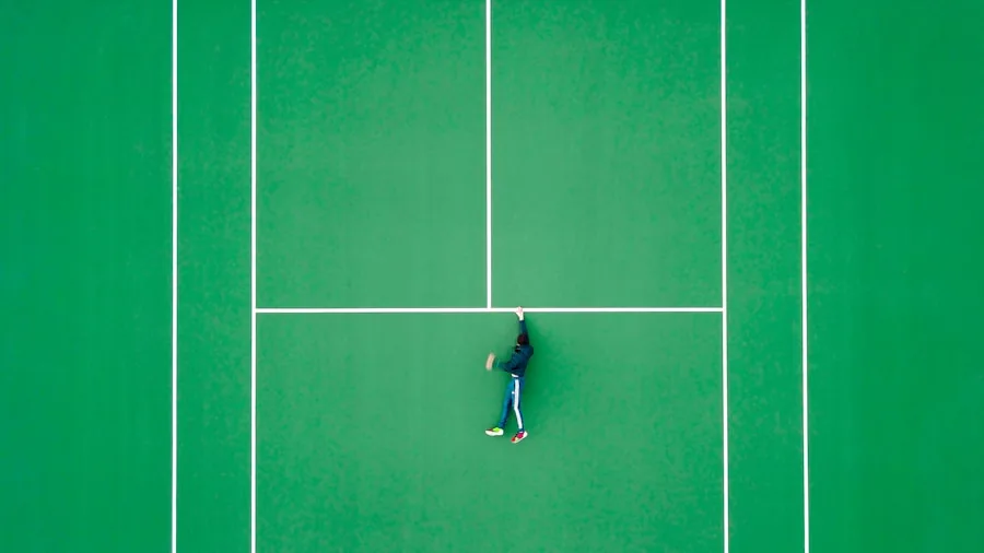The %product_count% Best Tennis Shoes for Men 3 Male tennis player in action on hard court during daytime match