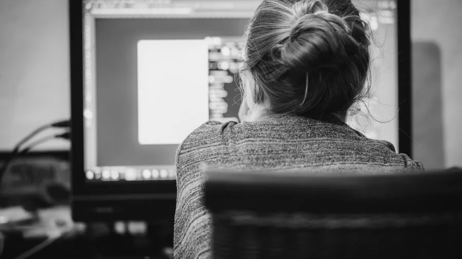 Dual Screen Laptop Performance: What Creators Need to Know 3 multitasking split screen workspace