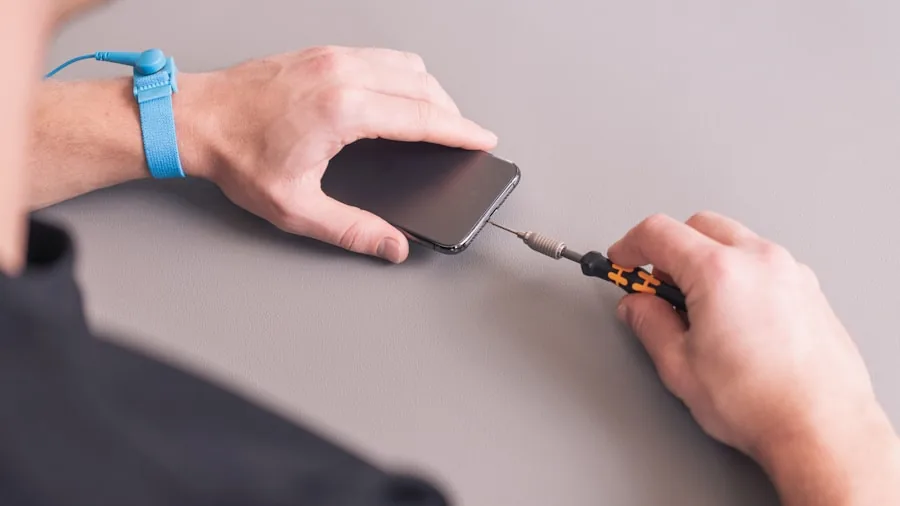 The %product_count% Best Screen Protectors 4 Person carefully applying screen protector to smartphone with precision and focus