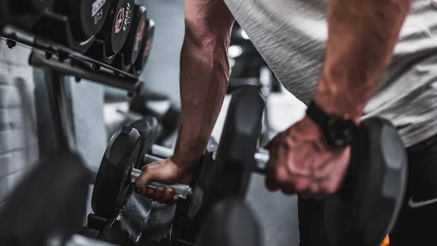 Nicotine Pouches as Pre-Workout Supplements: What Shoppers Need to Know 3 person training with weights intensity