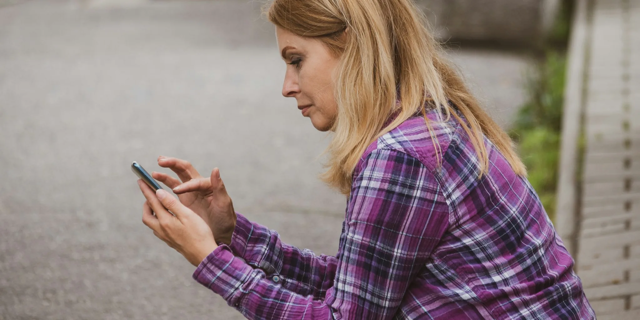 Person using phone grip while texting with one hand during daily activities