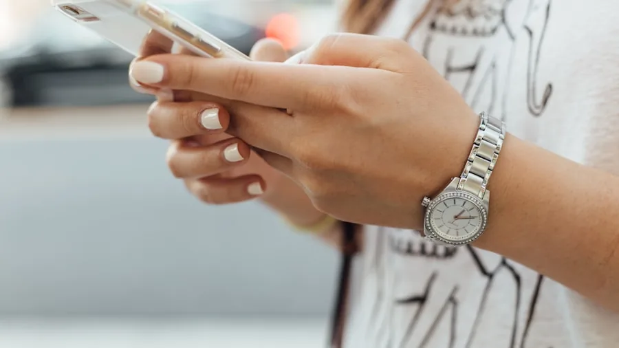 The %product_count% Best Screen Protectors 2 Person using smartphone in everyday situation, demonstrating durable screen protection during regular mobile device use