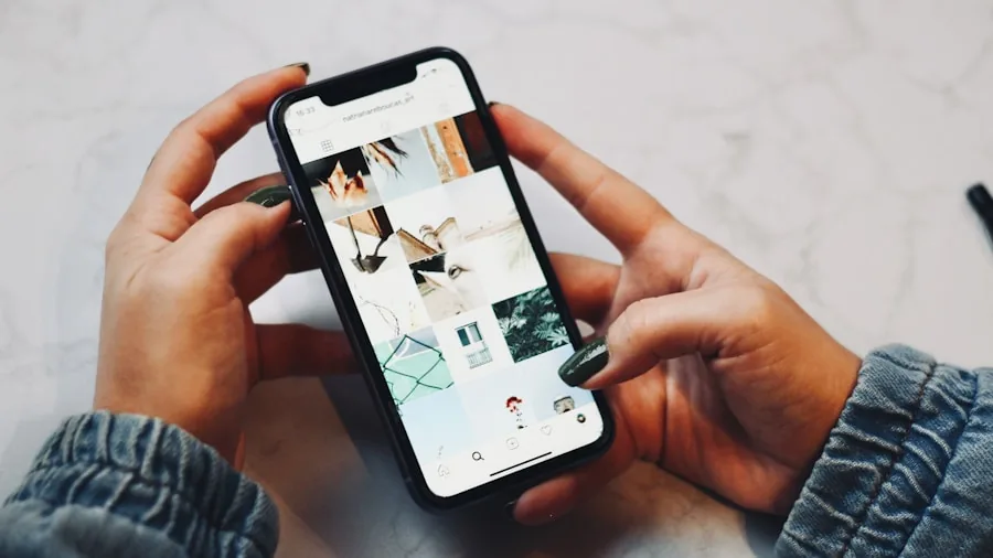 The %product_count% Best Phone Grips 4 Person's hand gripping smartphone with relaxed, comfortable grip during everyday use