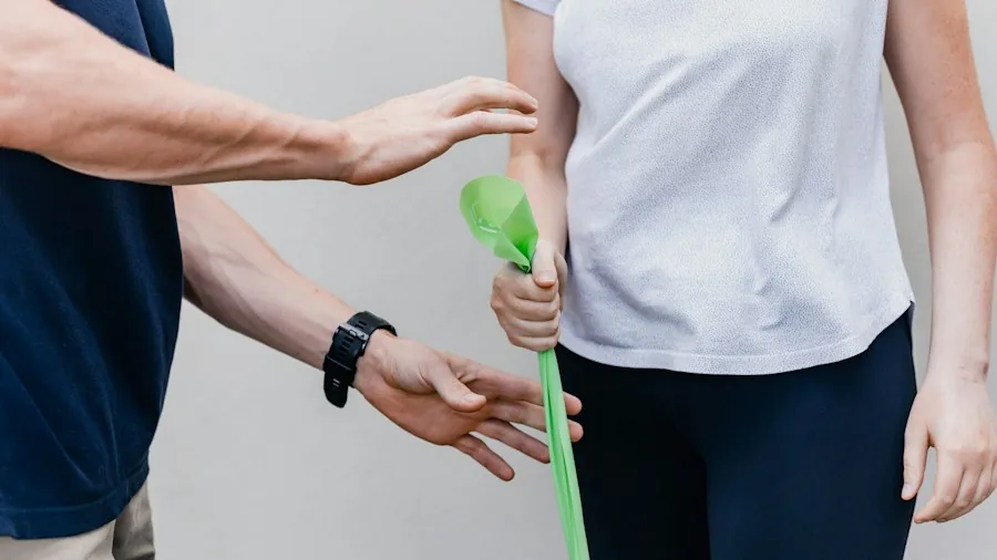 Hiking Pain Persists After New Gear What Shoppers Need to Know About Gait Analysis 2 physical therapist analyzing stride motion