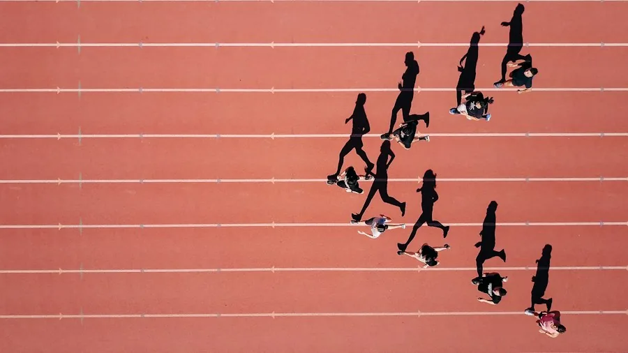 runners starting race controlled pace