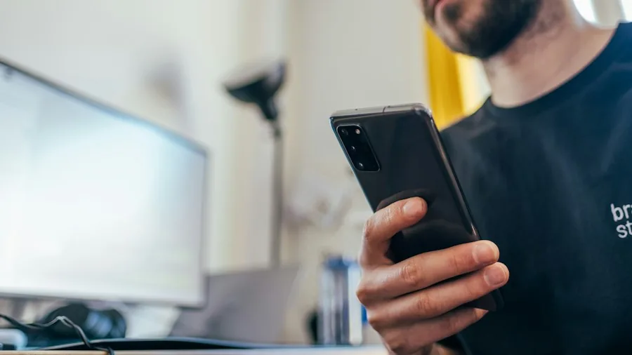 7 Tips for Watching Your TV Streaming Service from Anywhere in the World 3 smartphone streaming with vpn connection