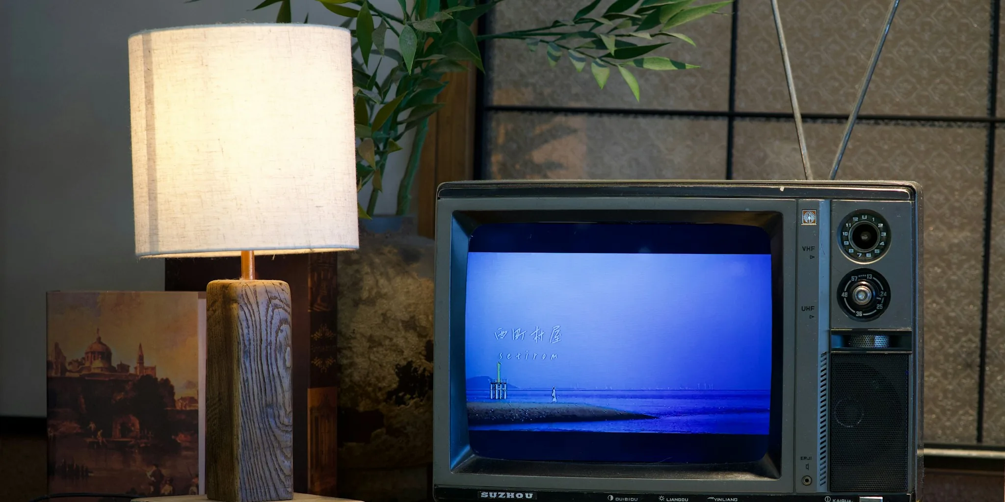 Philips Hue Camera System Syncs Lights to Any TV Source