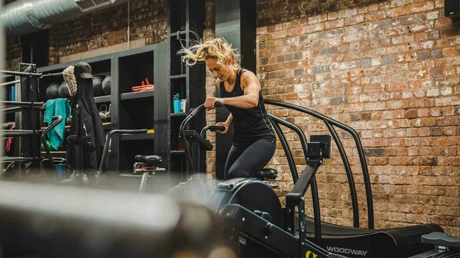 Professional Runner Treadmill Workouts That Deliver Real Results 2 woman running treadmill incline