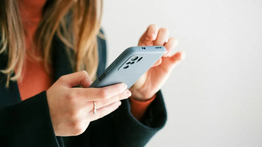 Google Simplifies Laptop and Foldable App Development: What Shoppers Should Know 3 woman using foldable phone